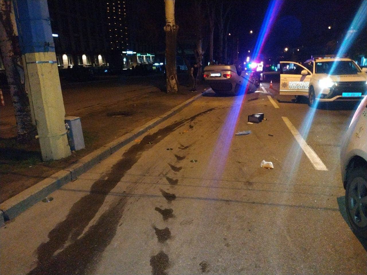 Пьяный водитель на Ланосе влетел в бордюр и перевернулся. Фото: Патрульная полиция Запорожья